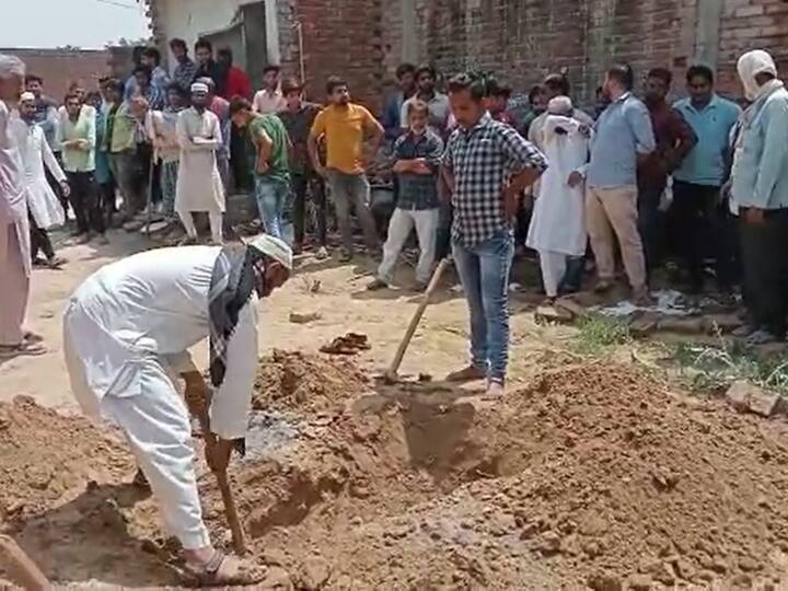 Pratapgarh News: आरोपी के घर के सामने ही खोदने लगे कब्र, नमाज के दौरान मारपीट के बाद हुई मौत Clash during Namaz in Pratapgarh, grave dug in front of house, teenager dies ANN Pratapgarh News: आरोपी के घर के सामने ही खोदने लगे कब्र, नमाज के दौरान मारपीट के बाद हुई मौत