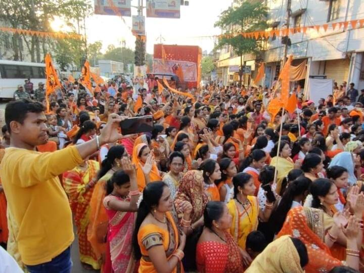 बस्तर पुलिस से मिली जानकारी के मुताबिक,  गुरुवार को निकाली गई ऐतिहासिक शोभा यात्रा में 80 हजार से ज्यादा लोग शामिल हुए और करीब 15 डीजे इस रैली के साथ चल रहे थे. यह पहली बार है जब रामनवमी के मौके पर बस्तर में इस तरह का भक्तिमय माहौल देखने को मिला.