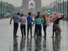 बारिश ने दिल्ली में तापमान को बढ़ने से रोका, जानें- शनिवार को कैसा रहेगा मौसम?