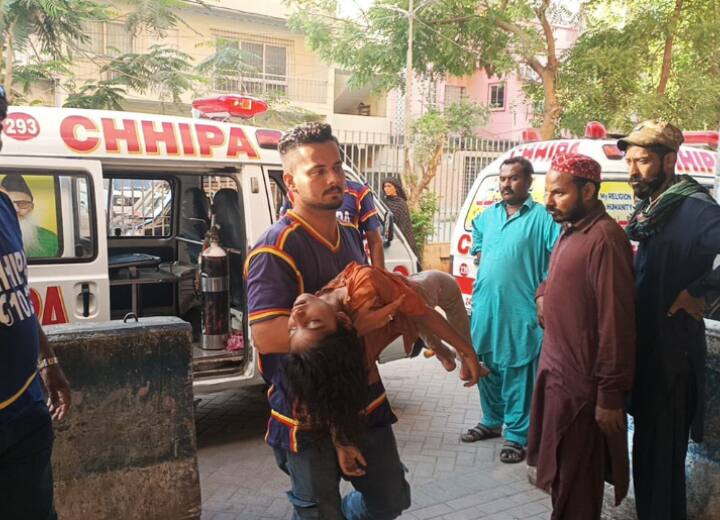 Pakistan: कराची में फ्री का राशन लेने में भगदड़…11 की मौत, कई घायल Pakistan stampede in Karachi 12 killed in Ramadan charity distribution Pakistan: कराची में फ्री का राशन लेने में भगदड़…11 की मौत, कई घायल