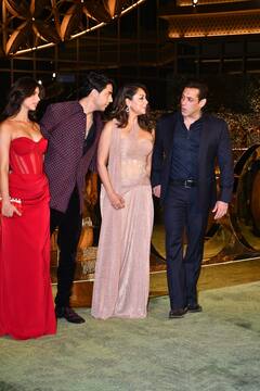 Celebs At NMACC: सलमान खान ने शाहरुख की पत्नी और बच्चों संग दिए पोज, बेटी आराध्या के साथ नजर आईं ऐश्वर्या राय