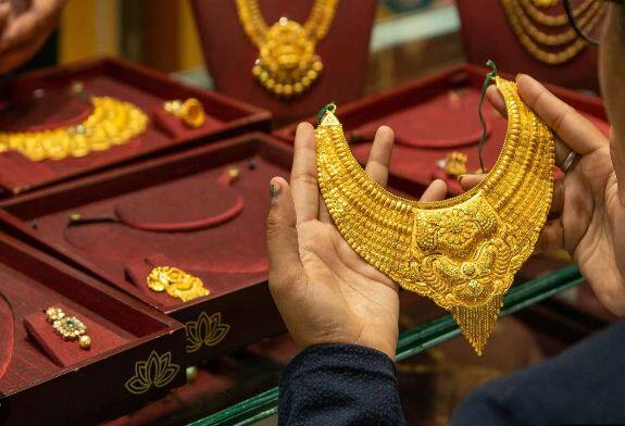 ਅੱਜ ਤੋਂ ਲਾਗੂ ਹੋ ਗਿਆ ਹੈ ਇਹ ਨਿਯਮ : ਖਪਤਕਾਰ ਮਾਮਲਿਆਂ ਦੇ ਮੰਤਰਾਲੇ (Consumers Affairs Ministry) ਵੱਲੋਂ 4 ਮਾਰਚ, 2023 ਨੂੰ ਜਾਰੀ ਕੀਤੇ ਗਏ ਸਰਕੂਲਰ ਅਨੁਸਾਰ ਹੁਣ ਸਿਰਫ਼ 6 ਨੰਬਰ ਦਾ ਹਾਲਮਾਰਕ ਹੀ ਵੈਧ ਹੋਵੇਗਾ। ਪਹਿਲਾਂ 4 ਅੰਕ ਅਤੇ 6 ਅੰਕ ਵਾਲੇ ਹਾਲਮਾਰਕ ਨੂੰ ਲੈ ਕੇ ਬਹੁਤ ਹੇਰਾਫੇਰੀ ਹੁੰਦੀ ਸੀ। ਹੁਣ ਇਸ ਨੂੰ ਹਟਾਉਂਦੇ ਹੋਏ ਖਪਤਕਾਰ ਮਾਮਲਿਆਂ ਦੇ ਮੰਤਰਾਲੇ ਤੋਂ ਸਪੱਸ਼ਟ ਕੀਤਾ ਗਿਆ ਹੈ ਕਿ ਸਿਰਫ 6 ਨੰਬਰਾਂ ਦੀ ਅਲਫਾਨਿਊਮੇਰਿਕ ਹਾਲਮਾਰਕਿੰਗ ਹੀ ਵੈਧ ਹੋਵੇਗੀ।