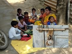 వరదయ్యపాలెం అంగన్వాడీ కేంద్రానికి తాళం - సీడీపీఓ వచ్చే వరకు తెరవనంటున్న టీచర్ 