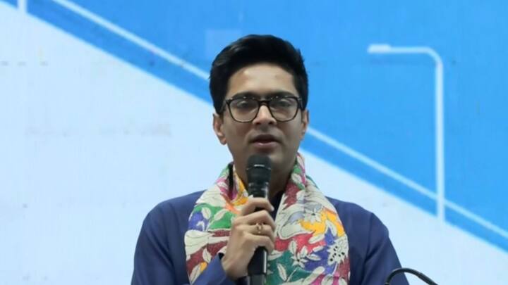 অভিষেক বলেন, “চারটে গাইডলাইন দেওয়া হয়েছিল, একটাও মানা হয়নি।’’কোমরে পিস্তল গুঁজে রামনবমীর মিছিলে কেন, ভিডিও দেখিয়ে প্রশ্ন অভিষেকের। প্রশাসনের তরফে কড়া ব্যবস্থা নেওয়ার দাবি অভিষেক বন্দ্যোপাধ্যায়ের।