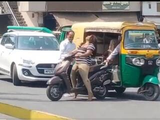 Watch video: என்னம்மா இப்படி பண்றீங்களேம்மா..? பாடாய்படுத்தும் காதல்.. நடுரோட்டில் சம்பவம் செய்த இளம்பெண்..!