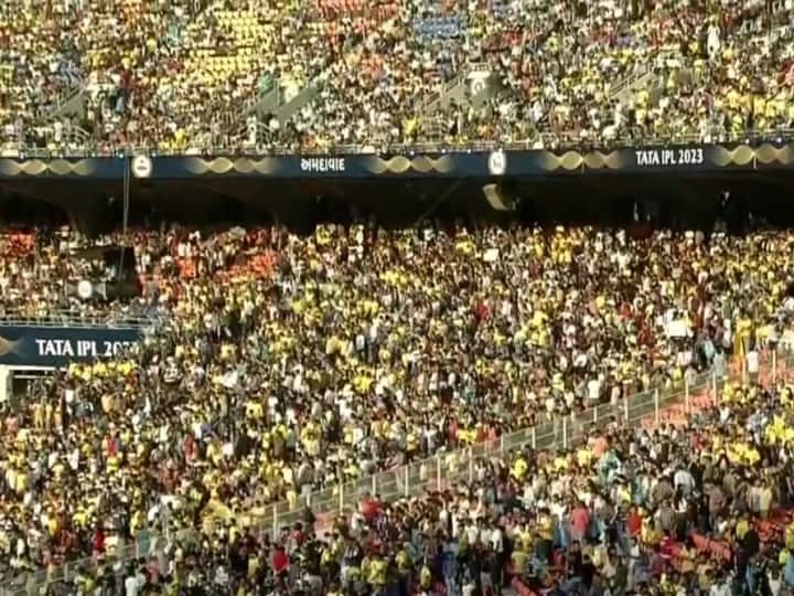 IPL 2023 Gujarat Titans Home Ground filled with CSK Captain MS Dhoni Supporters during CSK vs GT Match Watch: IPL ओपनिंग मैच में दिखा धोनी का क्रेज़, गुजरात टाइटंस के होम ग्राउंड पर छाया हुआ था पीला रंग