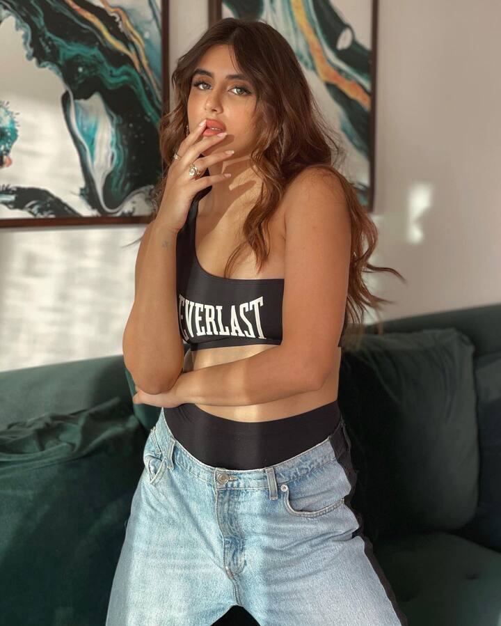 એક્ટ્રેસ મિશા અય્યર તેના બોલ્ડ અને હોટ અંદાજ માટે જાણીતી છે. અભિનેત્રીએ ઈન્સ્ટાગ્રામ પર ખૂબ જ શાનદાર તસવીરો શેર કરી છે.