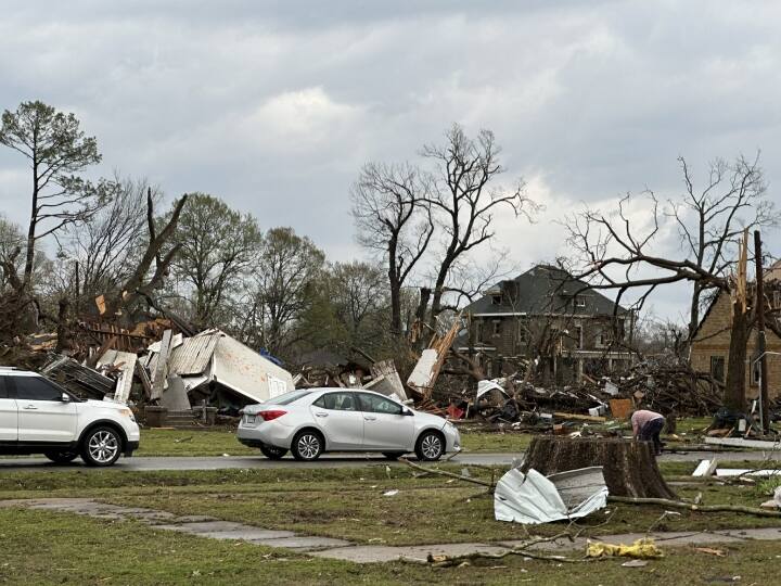 tornadoes in usa violent tornadoes devastate Kills many in Arkansas and central US अमेरिका में तूफानी आफत! अब अराकांसस में भीषण तूफान ने मचाई तबाही- तीन की मौत, कई घायल