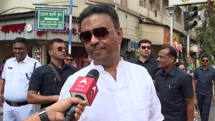 রাজ্যের মন্ত্রী ফিরহাদ হাকিম বলেছেন, 'ধর্মের নামে কেউ পলিটিক্যাল মাইলেজ নেবে এটা আমি বিশ্বাস করি না। সব জায়গাতেই কয়েকটা ক্রিমিনাল ঢুকে যায়, যারা এই বদমাইশিটা করে। যেখানে ইন্ধন থাকে রাজনীতিকে যাঁরা নোংরামিতে পরিণত করছে, তাঁদের ইন্ধন।'