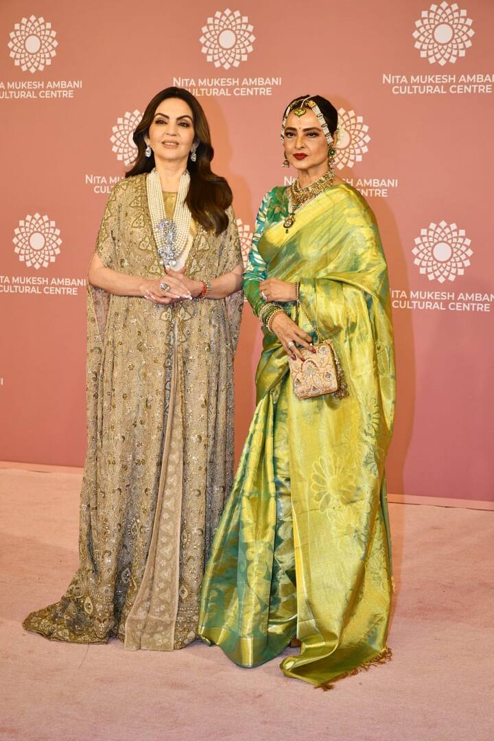 रेखा ने अपने ग्रेसफुल ट्रेडिशनल लुक से सबका ध्यान अपनी ओर खींच लिया.