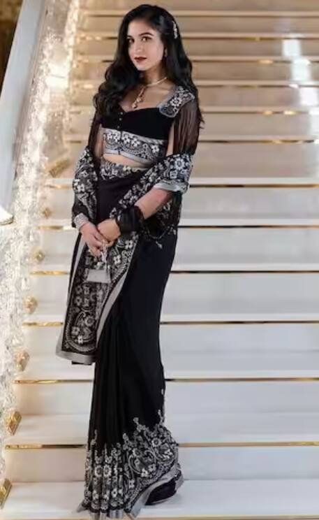 राधिका मर्चंटच्या ब्लॅक लूकचे फोटो सध्या सोशल मीडियावर व्हायरल होत आहेत.