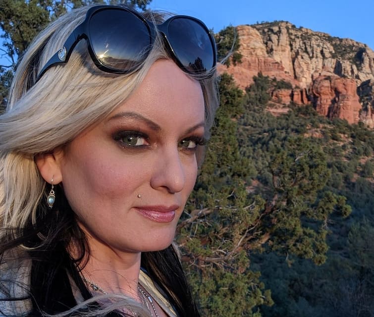 Stormy Daniels: ट्रंप से अफेयर! सुर्खियों में आई ये एडल्‍ट स्‍टार, फैंस से बोली- अब मैं करती हूं ये काम...