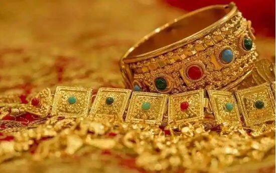 Gold Hallmarking Rules Changed From 1st April 2023: ਜੇਕਰ ਤੁਸੀਂ ਨਵੇਂ ਵਿੱਤੀ ਸਾਲ 'ਚ ਸੋਨਾ ਖਰੀਦਣ ਦੀ ਯੋਜਨਾ ਬਣਾ ਰਹੇ ਹੋ ਤਾਂ ਇਹ ਖਬਰ ਤੁਹਾਡੇ ਲਈ ਹੈ। ਅੱਜ ਤੋਂ, ਸੋਨਾ ਖਰੀਦਣ ਵਾਲਿਆਂ ਨੂੰ ਨਵੇਂ ਨਿਯਮਾਂ ਦੀ ਪਾਲਣਾ ਕਰਨੀ (Gold Buying Rules Changed From 1st April 2023) ਪਵੇਗੀ। ਕੇਂਦਰ ਸਰਕਾਰ ਨੇ ਸੋਨੇ ਦੇ ਗਹਿਣਿਆਂ ਦੀ ਵਿਕਰੀ ਲਈ ਨਿਯਮਾਂ ਵਿੱਚ ਬਦਲਾਅ ਕਰਦੇ ਹੋਏ ਅੱਜ ਤੋਂ ਸੋਨੇ ਦੇ ਗਹਿਣਿਆਂ ਵਿੱਚ ਹਾਲਮਾਰਕਿੰਗ ਲਾਜ਼ਮੀ (Gold Hallmarking Rules) ਕਰ ਦਿੱਤੀ ਹੈ। 1 ਅਪ੍ਰੈਲ, 2023 ਤੋਂ, ਕਿਸੇ ਵੀ ਸੋਨੇ ਦੇ ਗਹਿਣੇ ਨੂੰ ਸੁਰੱਖਿਅਤ ਰੱਖਣ ਲਈ ਇਸ 'ਤੇ 6-ਅੰਕ ਦਾ ਹਾਲਮਾਰਕ ਵਿਲੱਖਣ ਪਛਾਣ ਨੰਬਰ (HUID) ਹੋਣਾ ਚਾਹੀਦਾ ਹੈ। ਮਾਰਚ ਵਿੱਚ ਜਾਣਕਾਰੀ ਦਿੰਦੇ ਹੋਏ ਭਾਰਤੀ ਮਿਆਰ ਬਿਊਰੋ (ਬੀਆਈਐਸ) ਨੇ ਕਿਹਾ ਸੀ ਕਿ ਨਵੇਂ ਵਿੱਤੀ ਸਾਲ ਵਿੱਚ ਕੋਈ ਵੀ ਦੁਕਾਨਦਾਰ 6 ਅੰਕਾਂ ਵਾਲੇ ਹਾਲਮਾਰਕ ਯੂਨੀਕ ਆਈਡੈਂਟੀਫਿਕੇਸ਼ਨ (ਐਚਯੂਆਈਡੀ) ਤੋਂ ਬਿਨਾਂ ਸੋਨੇ ਦੇ ਗਹਿਣੇ ਨਹੀਂ ਵੇਚ ਸਕੇਗਾ।