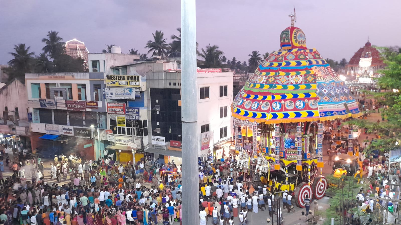 Tiruvarur Car Festival: உலகப் புகழ்பெற்ற திருவாரூர் ஆழி தேரோட்டம்  - பரவசத்துடன் வடம் பிடித்த பக்தர்கள்