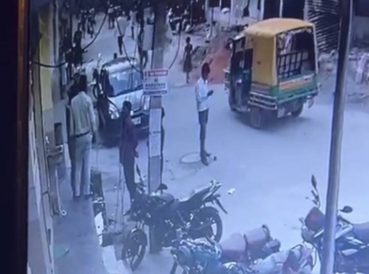 मारपीट की घटना वहां लगे सीसीटीवी में कैद हो गई, जो सोशल मीडिया पर वायरल हो रही है. पीडित का आरोप है कि तीनों आरोपित युवक पीड़ित को जबरन टैंपो में बिठाकर ले गए और मोबाइल और नकदी भी लूट ली और उसे बेसुध अवस्था में रास्ते में फेंककर भाग गये.