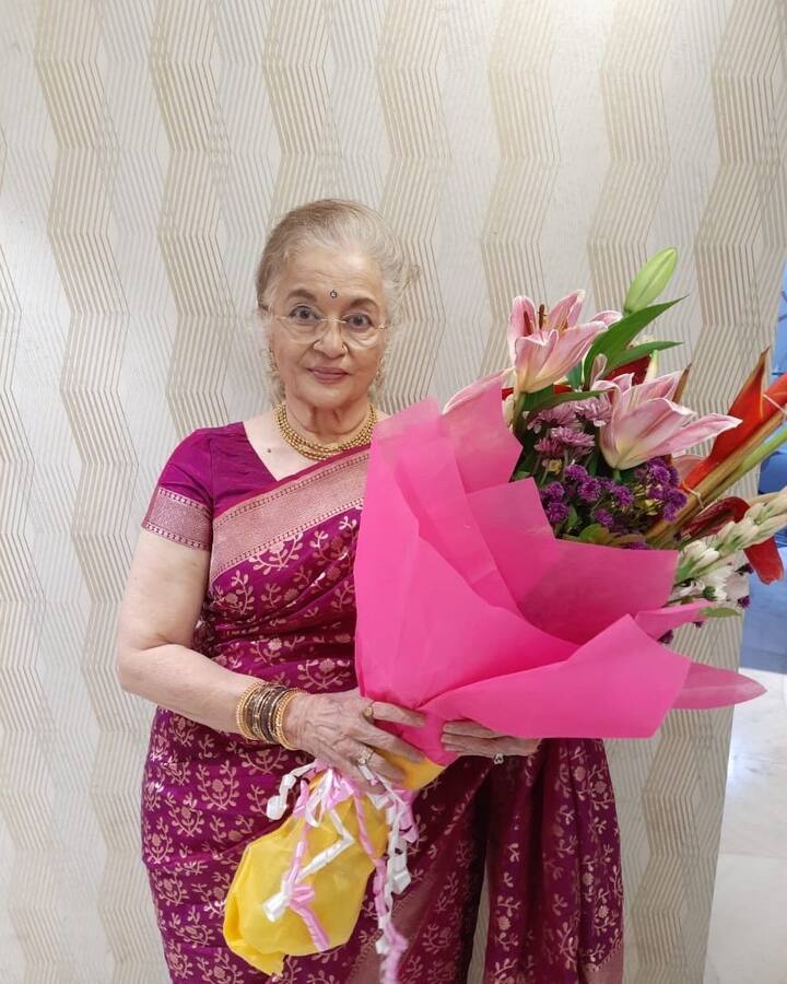 एक्ट्रेस सोशल मीडिया पर भी काफी एक्टिव हैं. जहां वो फैंस के साथ लगातार जुड़ी रहती हैं.