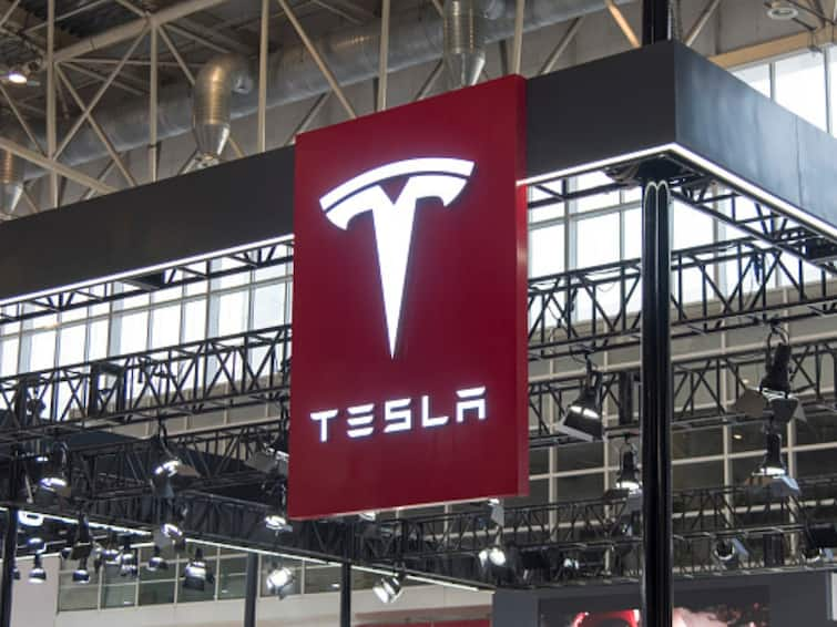 Tesla trying to set up factory in India for its electric cars and having talks with Indian Government according to sources Tesla की भारतीय बाजार में उतरने की जोरदार कोशिश, फैक्ट्री लगाने को लेकर सरकार से हो रही बात!