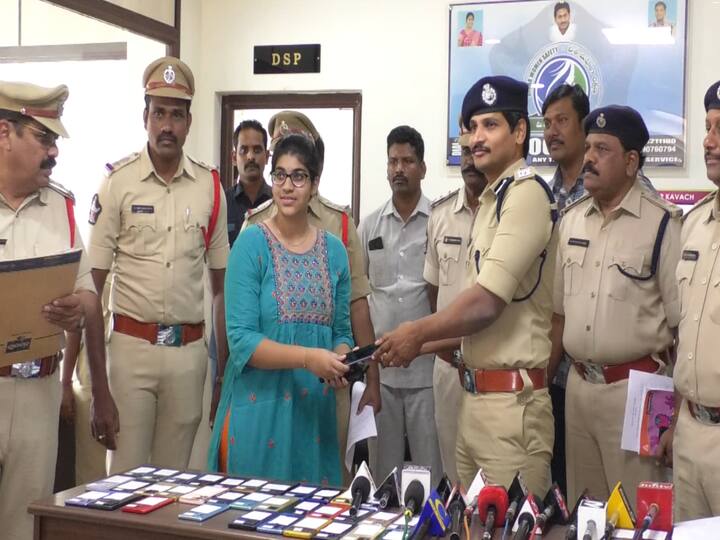 Rajahmundry Police recovered 170 more mobile in CHATBOT services DNN Cell Phones Recovery : సెల్ ఫోన్ మిస్సైందా? చాట్ బాట్ కు హాయ్ చెబితే దొరికేస్తుంది!