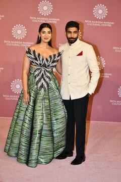 NMACC Gala में संजना का हाथ थामकर पहुंचे जसप्रीत बुमराह, क्रिकेटर की वाइफ पर अटकी फैंस की निगाहें