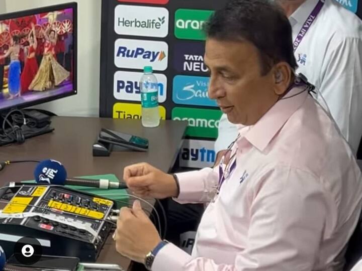 Sunil Gavaskar Dance in Commentary Box during IPL Opening Ceremony Rashmika Mandanna Pushpa Movie Song Watch: IPL ओपनिंग सेरेमनी में एक तरफ रश्मिका मंदाना लगा रही थी ठुमके, दूसरी ओर चल रहा था सुनील गावस्कर का डांस