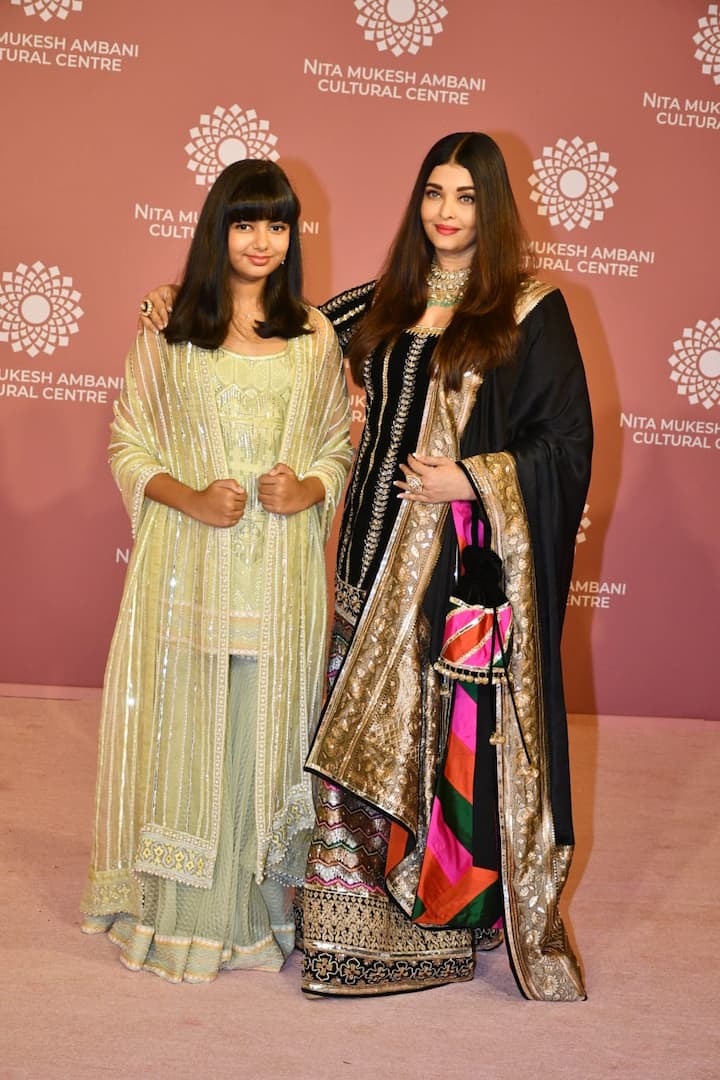 ऐश ने अपना लुक खुले बालों, गले में डायमंड नेकपीस और हॉट रेड लिपस्टिक के साथ कंपलीट किया है.