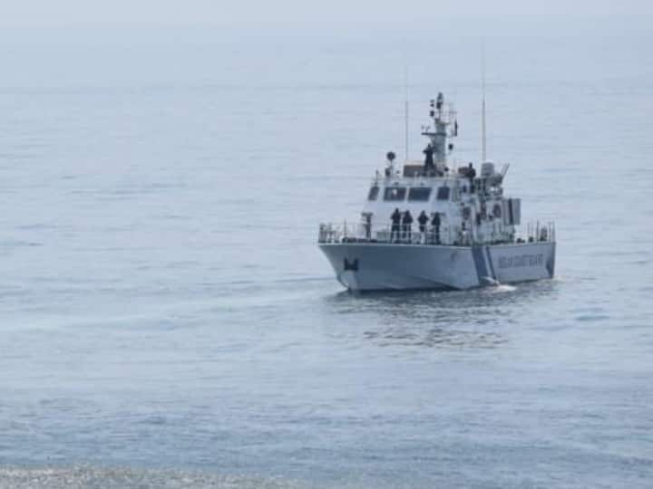 Suspicious boat seen in Arabian Sea near Mumbai Navy and Coast Guard on alert ann Mumbai: अरब सागर में दिखी संदिग्ध बोट, गश्ती दल के रोकने पर भी नहीं रुका चालक