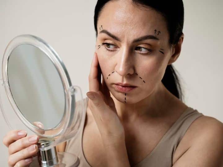 Dehydration Symptoms On Skin These 4 Signs Appear On Face If Lack Of Water In Your Body Dehydration: शरीर में हैं पानी की कमी, तो चेहरे पर दिखने लगेंगे ये 4 लक्षण, ऐसे लगाएं पता