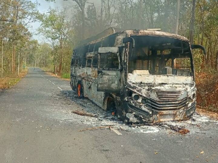 Bastar Dantewada Police Naxalites set passenger bus on fire threatened to kill driver ANN Bastar: 20 साल बाद दोबारा बने हाइवे पर नक्सलियों का उत्पात, यात्री बस को किया आग के हवाले, जान से मारने की दी धमकी