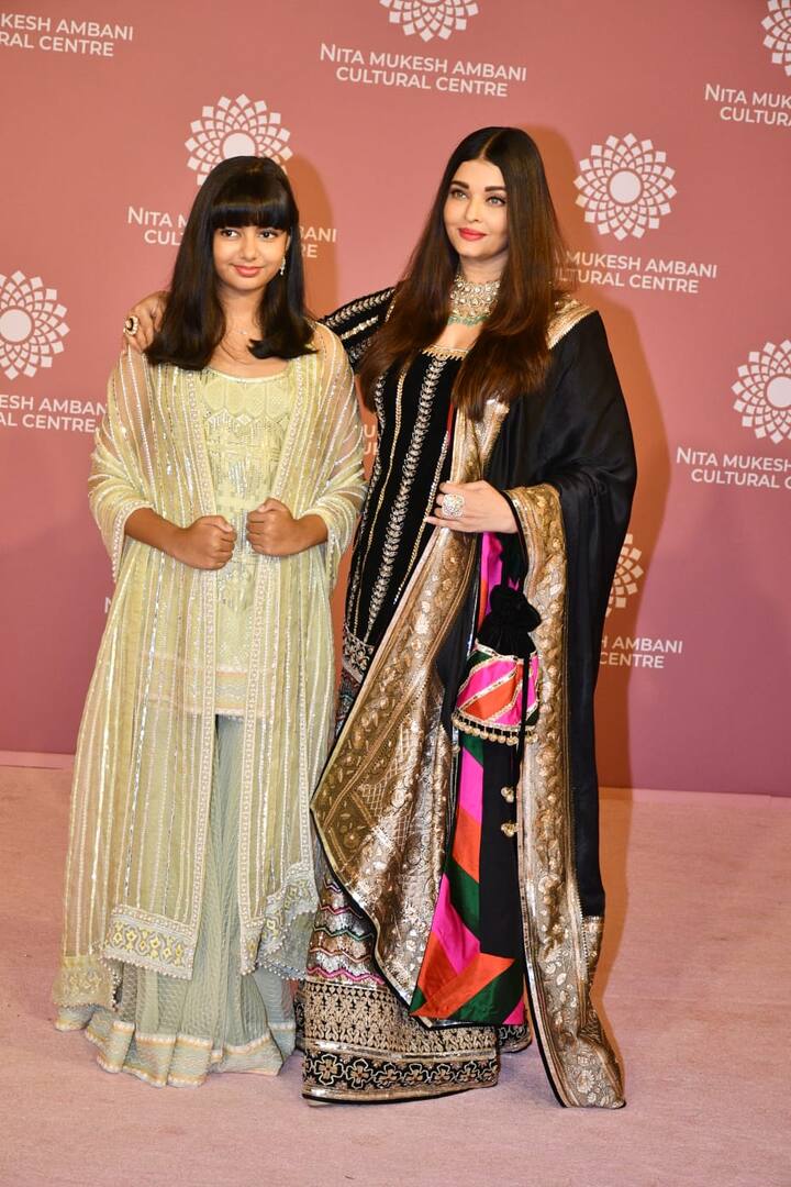 वहीं बात करें अराध्या की तो उन्होंने इवेंट में ऑफ व्हाइट शरारा सूट पहना था और उनकी ये प्यारी सी मुस्कान हर किसी का दिल जीत रही थी.