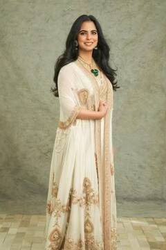 'Nita Mukesh Ambani Cultural Center'च्या उद्धाटन प्रसंगी अंबानी कुटुंबियांचा शाही थाट; पाहा फोटो