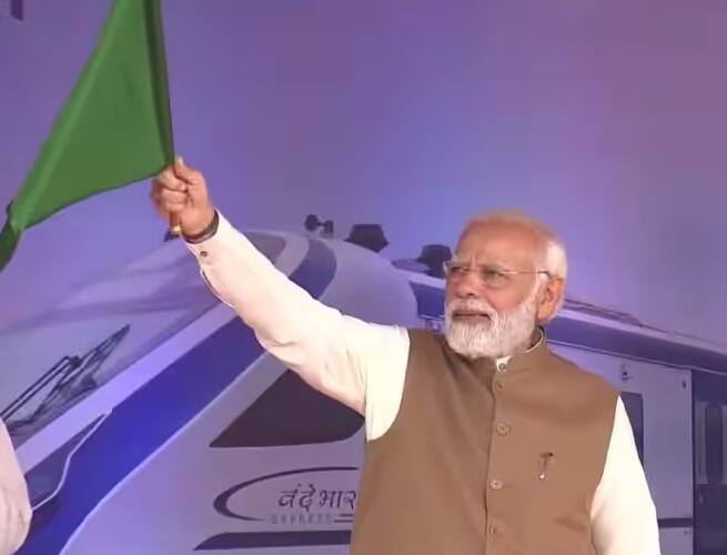 Vande Bharat Express: PM Modi flags off Vande Bharat Express train between Bhopal and New Delhi Vande Bharat Express: મધ્યપ્રદેશને પ્રથમ વંદે ભારત એક્સપ્રેસ ટ્રેનની ભેટ, વડાપ્રધાન મોદીએ બતાવી લીલી ઝંડી