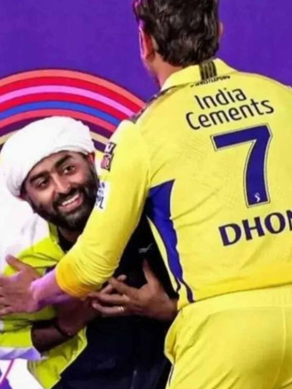 अरिजीत सिंह ने सबके सामने छुए धोनी के पैर