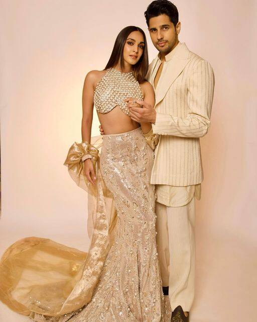 Kiara Advani and Sidharth Malhotra twinned their outfits. The two wore off-white and looked like a pair not to be meddled with