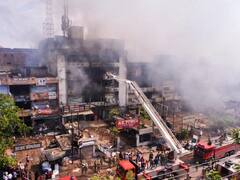 कानपुर में 30 घंटे बाद भी रह रहकर धधक रही आग, 800 दुकानों समेत 150 करोड़ का सामान जलकर खाक