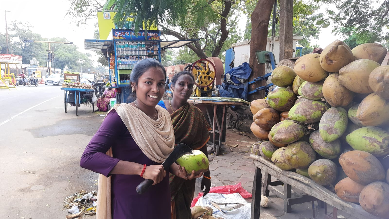 படிப்பு ஒரு பக்கம், குடும்ப வருவாய்க்காக உழைப்பு மறுபக்கமாக சுழலும் தஞ்சை கல்லூரி மாணவி