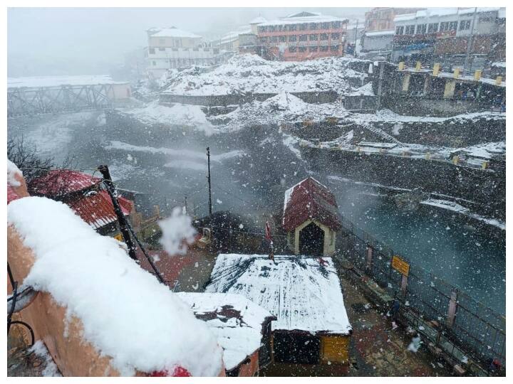 Uttarakhand Badrinath Dham Covered White layer of snow as it receives fresh snowfall Badrinath Snowfall: उत्तराखंड के पहाड़ी इलाकों में बर्फबारी का दौर जारी, बर्फ की सफेद चादर से ढका बदरीनाथ धाम