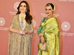 रेखा ने NMACC लॉन्च इवेंट अपने ग्रेसफुल लुक से खींचा सबका ध्यान, नीता अंबानी के साथ जमकर दिए पोज