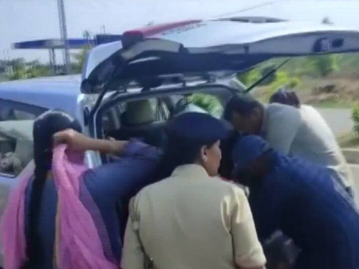 Karnataka Assembly Election 2023 CM Basavaraj Bommai Car Checked by Election Officials Video Goes Viral Karnataka Election: मंदिर जाते समय चुनाव अधिकारियों ने रोक ली CM बोम्मई की कार, ली तलाशी
