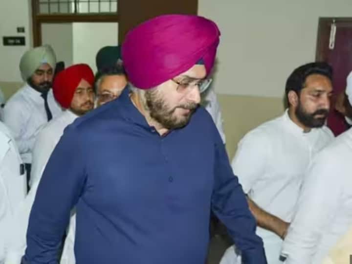 Navjot Singh Sidhu Walk Out: 10 महीने बाद पटियाला जेल से बाहर आए नवजोत सिंह सिद्धू, बोले- 'लोकतंत्र नाम की कोई चीज नहीं' Navjot Singh Sidhu released from Patiala jail after 10 months, supporters beat drums to welcome him Navjot Singh Sidhu Walk Out: 10 महीने बाद पटियाला जेल से बाहर आए नवजोत सिंह सिद्धू, बोले- 'लोकतंत्र नाम की कोई चीज नहीं'