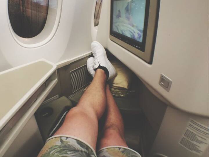 प्लेन में जूते उतारकर क्यों नहीं बैठना चाहिए? फ्लाइट अटेंडेंट ने बताया जवाब, आपको भी पढ़ना चाहिए Why shouldnt you take off your shoes in plane Flight attendant told the answer प्लेन में जूते उतारकर क्यों नहीं बैठना चाहिए? फ्लाइट अटेंडेंट ने बताया जवाब, आपको भी पढ़ना चाहिए