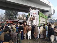 पाकिस्तान में रमजान के महीने में खत्म हुआ आटा, सड़कों पर भटक रहे हैं लोग