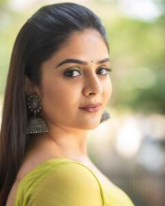 Sreemukhi: చీరకట్టి వయ్యారాలు పోతున్న శ్రీముఖి