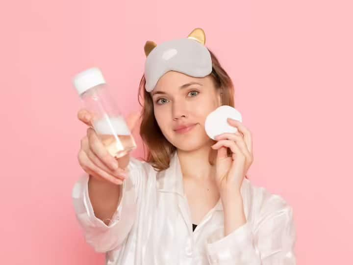 Natural Makeup Remover: आजकल बिना मेकअप लगाए काम ही नहीं चलता, लेकिन मेकअप लगाने के बाद इसे रिमूव करना भी जरूरी होता है.ऐसे में हम आपको होममेड मेकअप रिमूवर की जानकारी दे रहे हैं.इससे स्किन सॉफ्ट होगी.