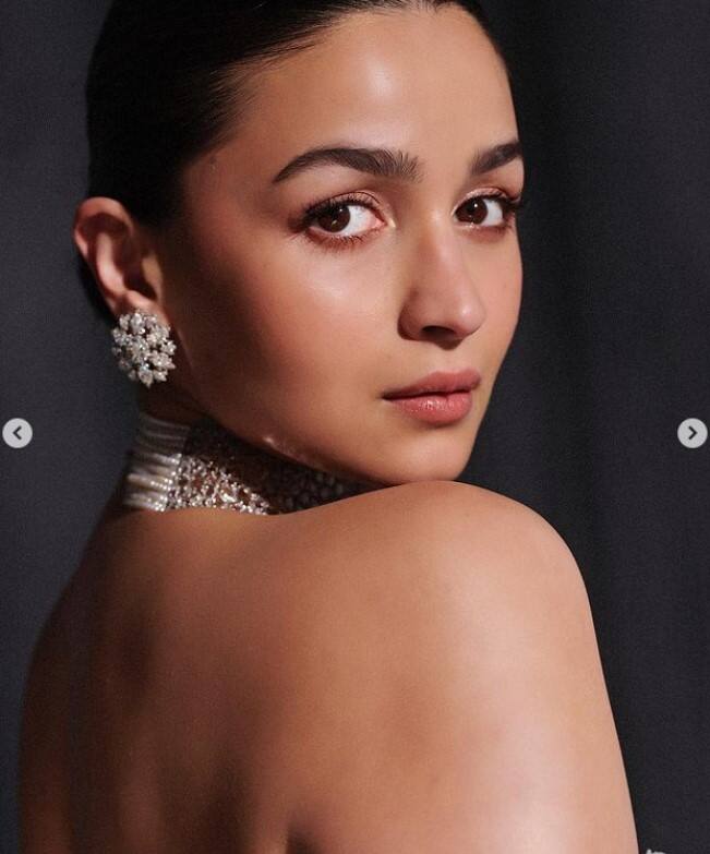 ਆਲੀਆ ਭੱਟ NMACC ਉਦਘਾਟਨੀ ਸਮਾਰੋਹ ਵਿੱਚ ਸਿਲਵਰ ਬਲਾਊਜ਼ ਅਤੇ ਚਮਕਦਾਰ ਸਾੜ੍ਹੀ ਵਿੱਚ ਇੱਕ ਅਪਸਰਾ ਤੋਂ ਘੱਟ ਨਹੀਂ ਲੱਗ ਰਹੀ ਸੀ।