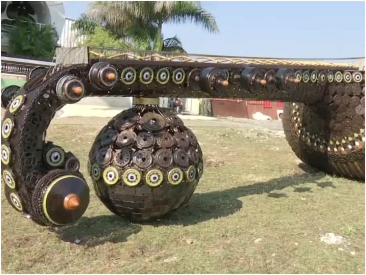 Bhopal Artists Make World Largest Rudra Veena From Vehicle Scraps And Trash कलाकारों ने वाहनों के कबाड़ और कचरे से बनाई दुनिया की सबसे बड़ी रुद्र वीणा, देखने को उमड़ी भीड़