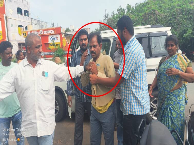 Tirupati Srikalahasti Bus driver misbehaved with school students parents filed case DNN Tirupati News : ఏడో తరగతి విద్యార్థినితో ఆర్టీసీ డ్రైవర్ అసభ్య ప్రవర్తన, ఫొటోలు తీసి పైశాచిక ఆనందం