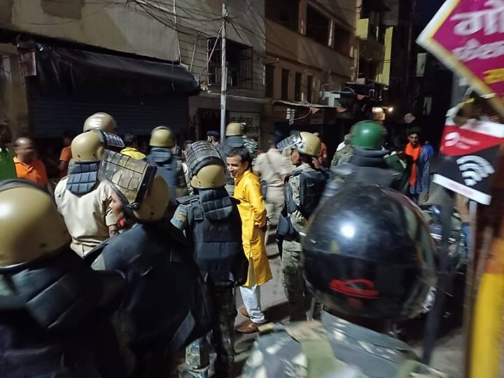 हालाकिं जिला प्रशासन के पहुंचने के बाद स्थिति काबू में है. उपद्रव की शुरुआत डीजे और टेलर के साथ रामनवमी का विसर्जन जुलूस निकालने पर प्रतिबंध लगाए जाने के बाद हुई.