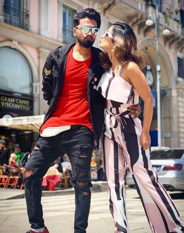 इस लिस्ट में सबसे पहला नाम इस वक्त जुड़ रहा है हिना खान का.टेली चक्कर के मुताबिक,पॉपुलर एक्ट्रेस हिना खान को शो का ऑफर आया है. ऐसे में हिना खान अपने पार्टनर रॉकी जैसवाल के साथ नच बलिए 10 के डांस फ्लोर पर नजर आ सकती हैं. हालांकि इससे पहले भी हिना खान को ये शो ऑफर हो चुका है, जिसे वह ना कह चुकी हैं. लेकिन इस बार क्या हिना अपने पार्टनर के साथ शो पर नजर आएंगी? ये तो वक्त ही बताएगा.