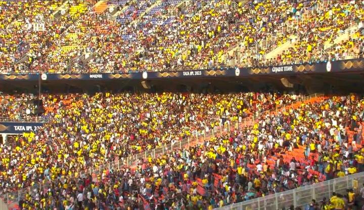 நேற்று அகமதாபாத் நரேந்திர மோடி ஸ்டேடியத்தில் நடந்த ஐ.பி.எலின் முதல் போட்டியை பார்க்க லட்சகணக்கான ரசிகர்கள் குவிந்தனர்.