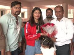 वर्ल्ड चैंपियनशिप में गोल्ड मेडल जीतने के बाद हैदराबाद पहुंची निकहत जरीन, लोगों किया जोरदार स्वागत